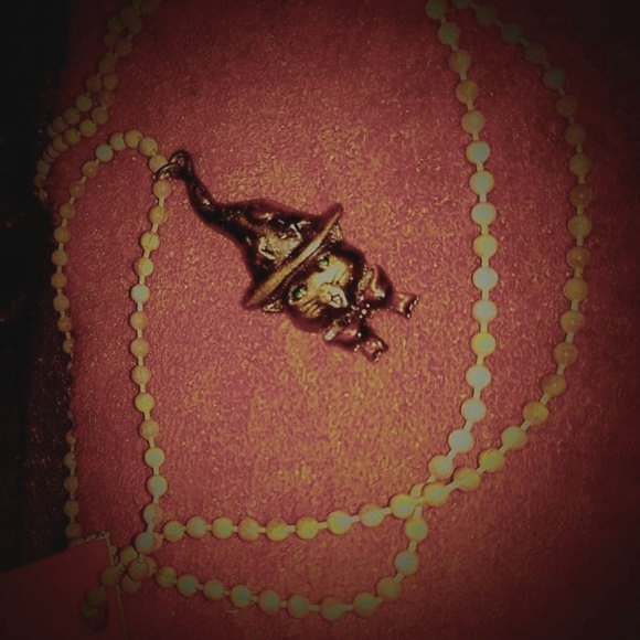 Witch Hat on Scary Cat - Picture 5 of 8